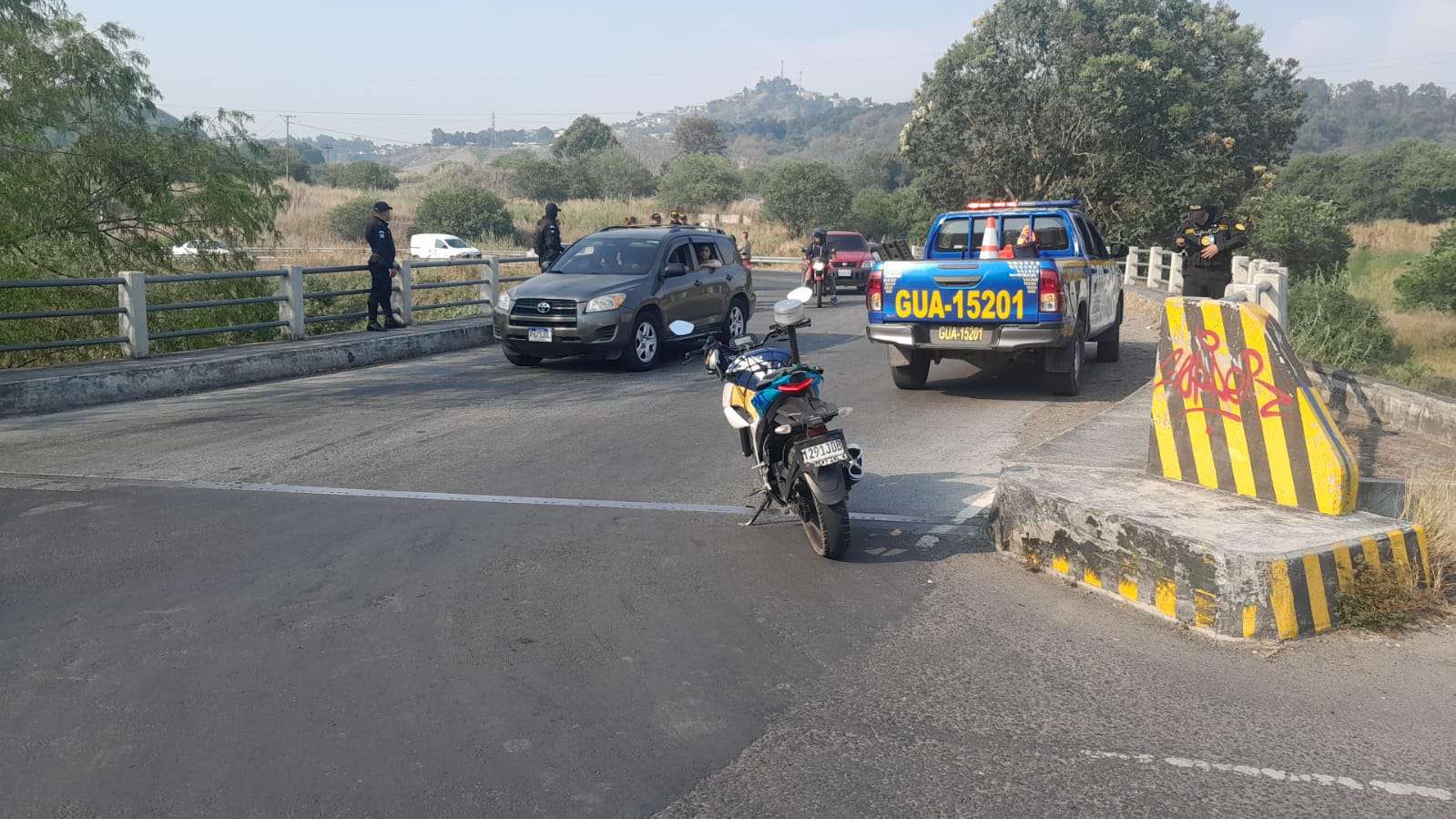 Balacera en el Búcaro Villa Nueva deja dos fallecidos dentro de ellos un PNC. Cierre total en el lugar