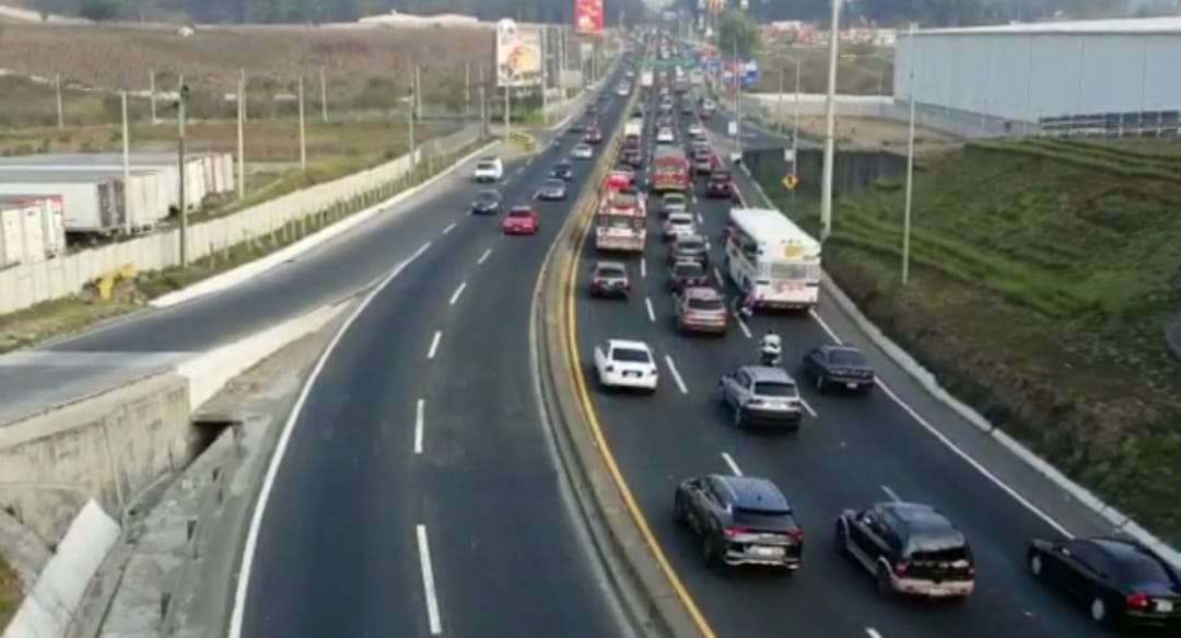 VIDEO | Kilómetricas colas en Peaje de Palín-Escuintla, veraneantes viajan a playasl Pacífico