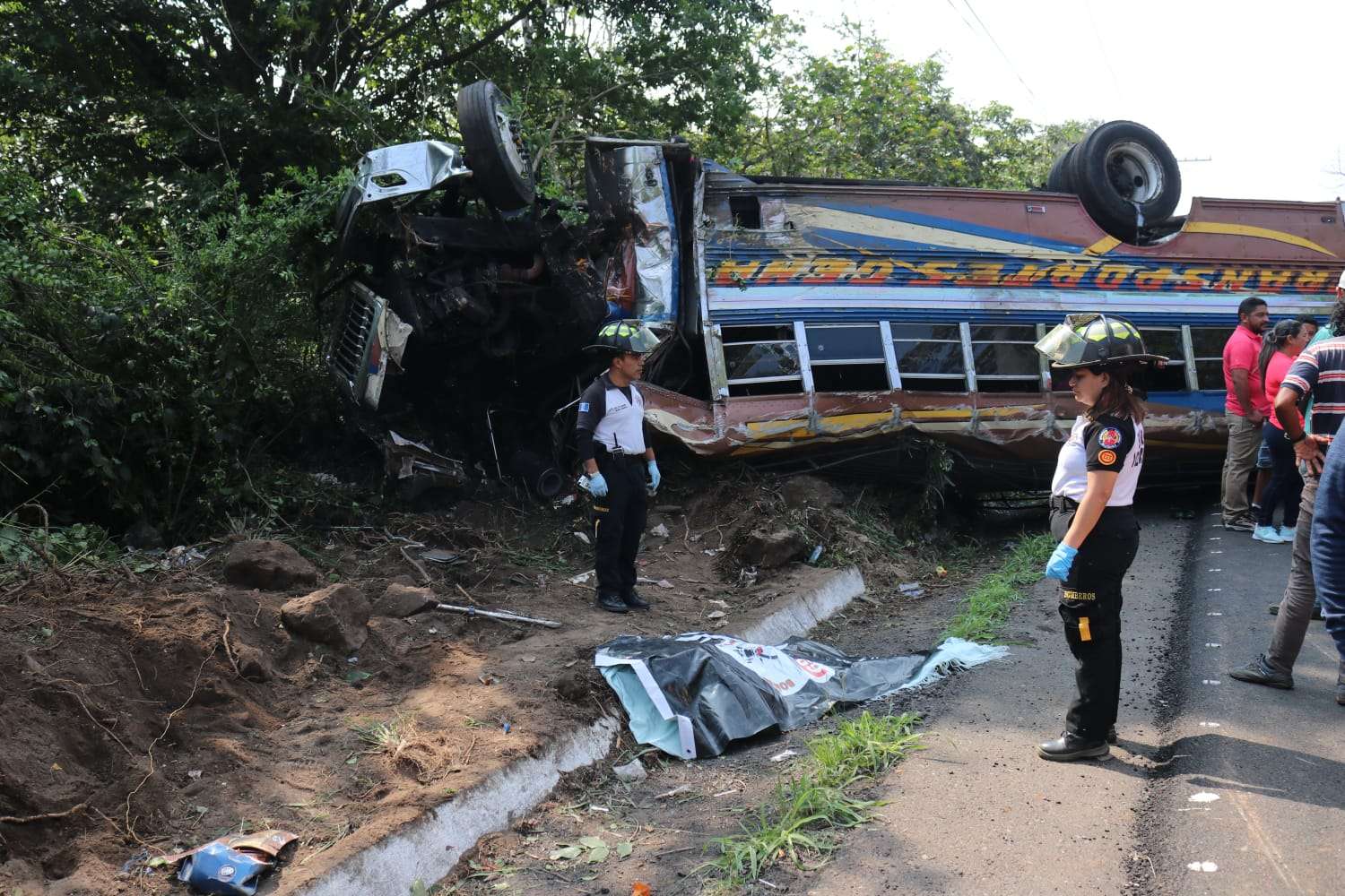 EN VIDEO | Autobús vuelca Carretera a El Salvador, hay un muerto y varios heridos