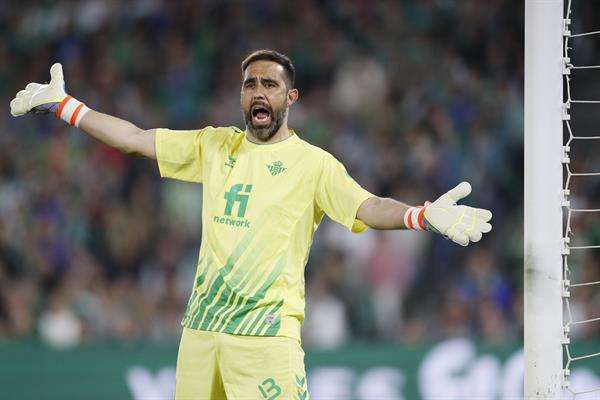 El portero del Betis, Claudio Bravo, durante el partido de Liga. EFE/José Manuel Vidal