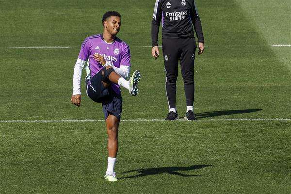 El delantero brasileño del Real Madrid Rodrygo Goes, durante el entrenamiento este viernes en la Ciudad Deportiva de Valdebebas. EFE/Chema Moya