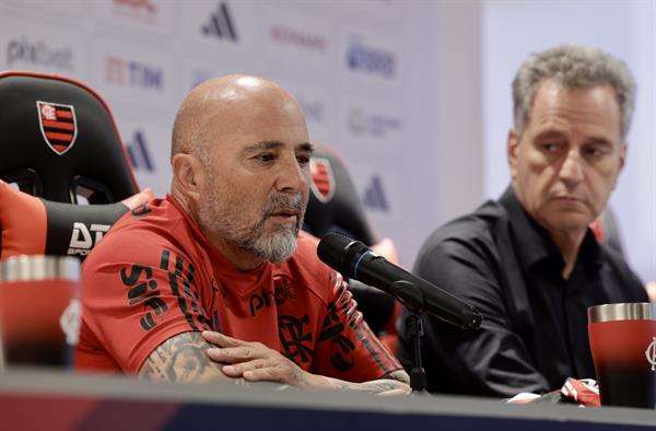 El argentino Jorge Sampaoli, nuevo entrenador de Flamengo, habla hoy durante su primera rueda de prensa en Río de Janeiro (Brasil). EFE/Antonio Lacerda