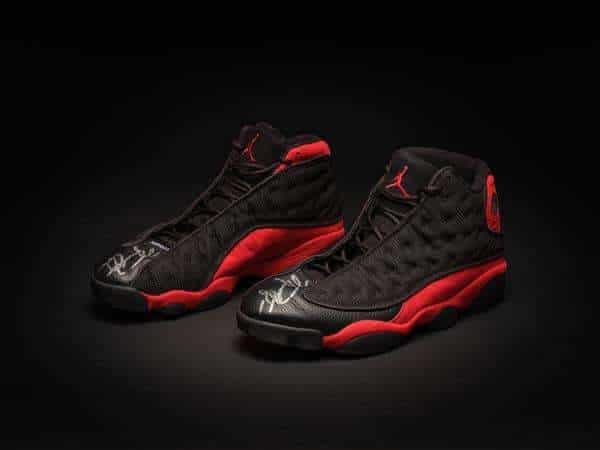 Fotografía cedida hoy por Sotheby's donde aparecen unas zapatillas Air Jordan XIII de color negro y rojo, firmadas en tinta plateada por el deportista estadounidense Michael Jordan. EFE/Sotheby's