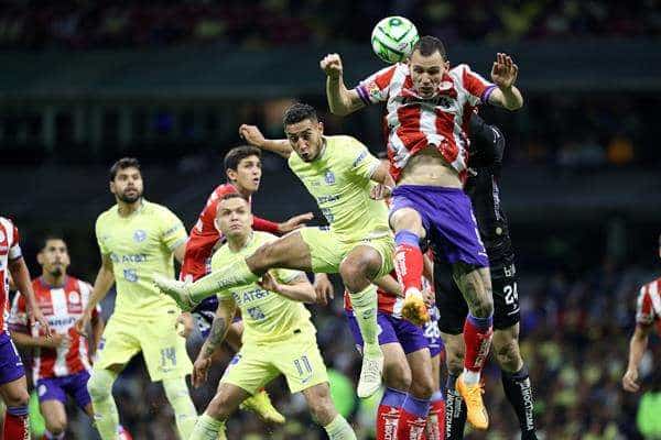 Sebastián Cáceres del América disputa hoy el balón con Leonardo Bonatini (d) del Atlético San Luis, durante un partido por los cuartos de final del torneo Clausura 2023 de la Liga MX, en el Estadio Azteca en Ciudad de México (México). EFE/Sáshenka Gutiérrez