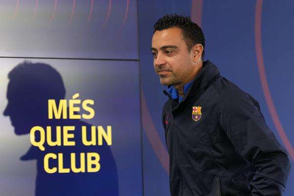 El entrenador del FC Barcelona, Xavi Hernández, durante la rueda de prensa posterior al entrenamiento que el equipo azulgrana ha realizado en la ciudad deportiva Joan Gamper para preparar el partido de LaLiga que mañana disputará ante el Real Valladolid. EFE/Alejandro García
