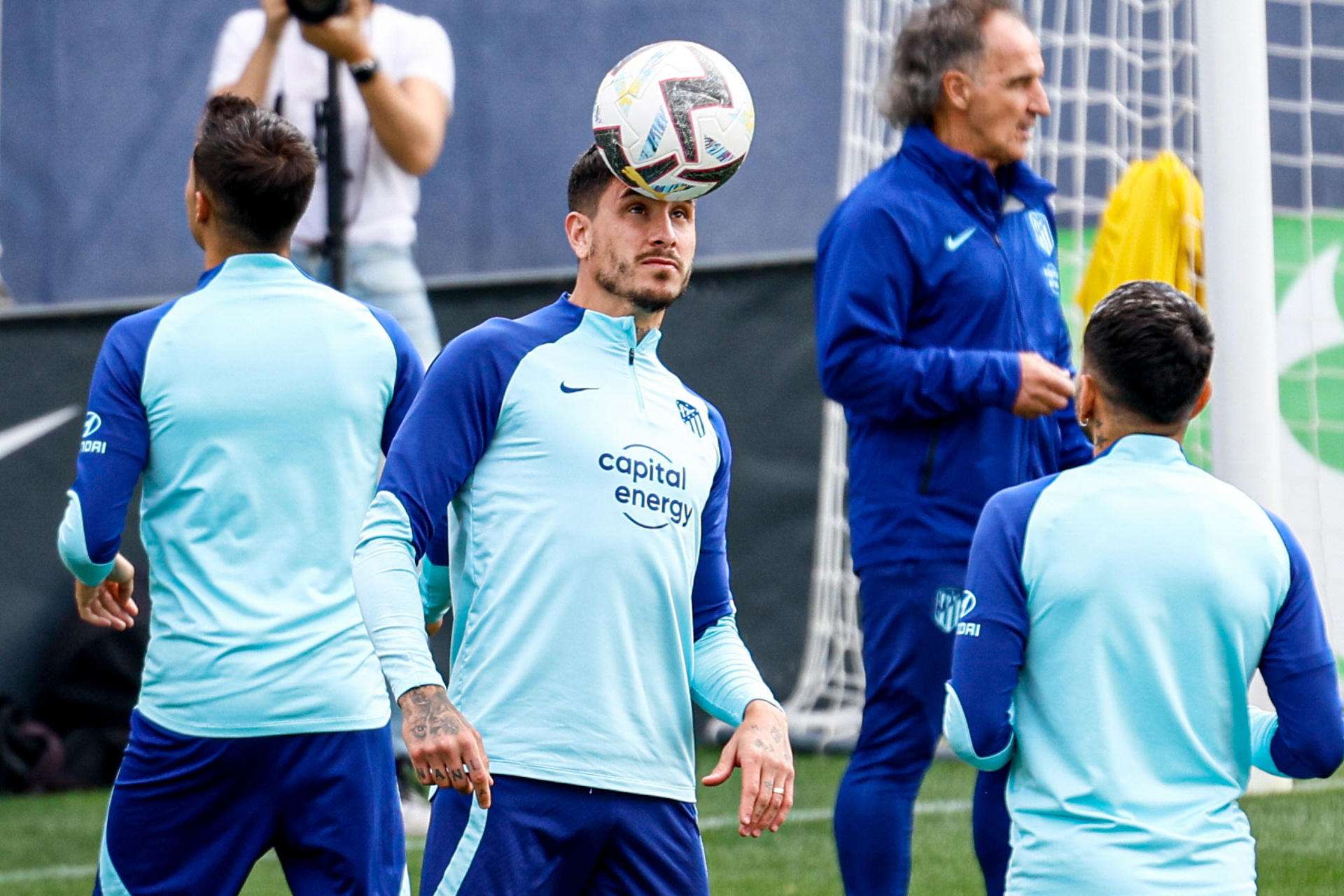 Giménez, otra baja para Simeone por una "artroscopia de rodilla programada"