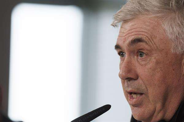 El entrenador del Real Madrid, Carlo Ancelotti, durante la rueda de prensa posterior al entrenamiento en la CIudad Deportiva de Valdebebas en Madrid. EFE/Sergio Pérez