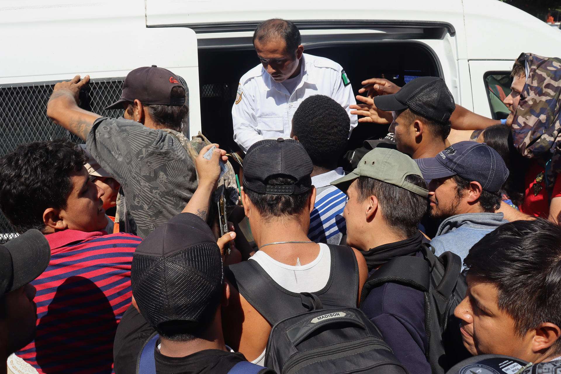 Autoridades interceptan a 174 migrantes que viajaban hacinados en camión en sur de México connacionales