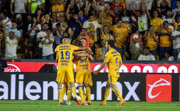 Jugadores de Tigres fueron registrados este domingo, 7 de mayo, al festejar un gol que le anotaron al Puebla, durante un partido de repechaje del Torneo Clausura 2023 del fútbol e México, en el estadio Universitario, en la ciudad de Monterrey (México). EFE/Miguel Sierra