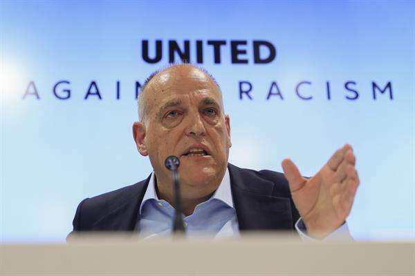 El presidente de LaLiga, Javier Tebas, comparece en rueda de prensa, en la sede de LaLiga en Madrid, para analizar la situación y defender la actuación del organismo que preside, que ha pedido más competencias sancionadoras para poder agilizar y ser más eficaces en la lucha contra la violencia, el racismo, la xenofobia y la intolerancia en el deporte. EFE/ Fernando Alvarado