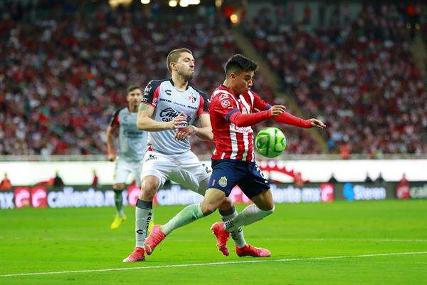 Fernando Beltrán (d) del Guadalajara disputa hoy el balón con Martín Nervo de Atlas, durante un partido por los cuartos de final del torneo Clausura 2023 de la Liga MX, en el Estadio Akron en Guadalajara, Jalisco (México). EFE/ Francisco Guasco