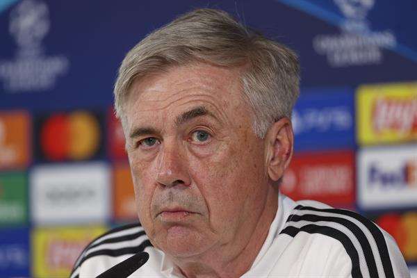 El técnico italiano del Real Madrid, Carlo Ancelotti, durante la rueda de prensa ofrecida este lunes en la Ciudad Deportiva de Valdebebas. El Real Madrid se enfrentará mañana al Manchester City en el partido de semifinales de la Liga de Campeones. EFE/ Kiko Huesca