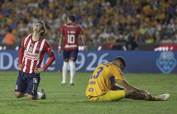 Isaac Brizuela (i) de Chivas y Diego Reyes (d) de Tigres reaccionan, durante un juego por la final de ida del torneo Clausura 2023 de la Liga MX hoy, en el estadio Universitario, en Monterrey, Nuevo León (México). EFE/Antonio Ojeda