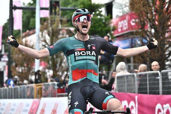 l alemán Nico Denz (Bora Hansgrohe) sacó oro puro de la fuga del día al adjudicarse en un reducido esprint de tres corredores en la duodécima etapa del Giro de Italia disputada entre Bra y Rivoli, de 179 km,