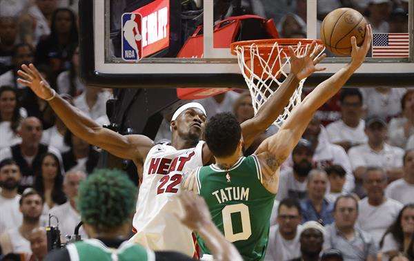 Jayson Tatum (d), alero estrella de los Celtics de Boston, fue registrado este martes, 23 de mayo, al atacar el aro que defiende Jimmy Butler (i), de los Heat de Miami, durante el cuarto partido de la final de la Conferencia Este de la NBA, en el coliseo Kaseya Center, en Miami (Florida, EE.UU.) EFE/Rhona Wise