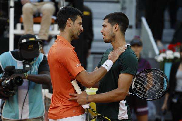 El tenista español Carlos Alcaraz y Novak Djokovic en una foto de archivo. EFE/Juanjo Martín