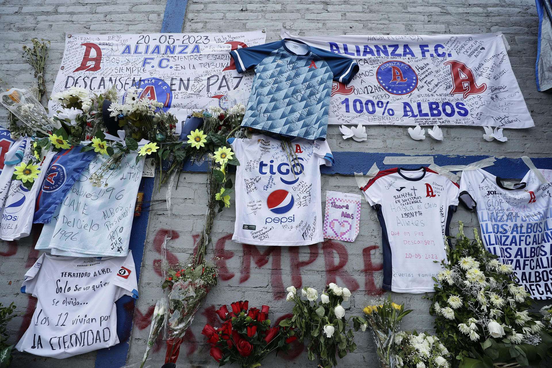 La Fiscalía de El Salvador aún sin detallar los avances de la investigación por muertes en un estadio