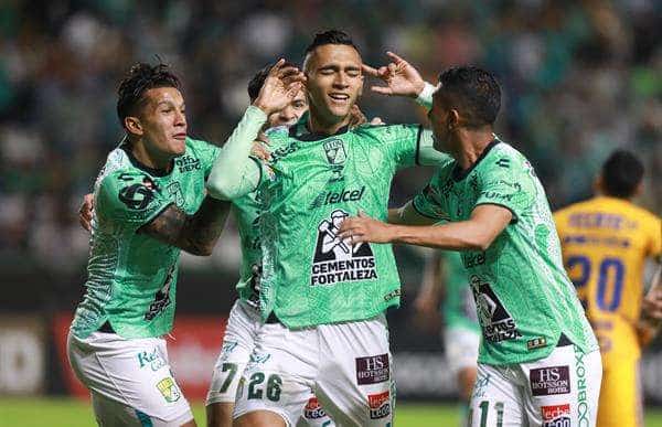 Fidel Ambriz (c) de León, celebra un gol anotado a Tigres, hoy durante un juego por las semifinales de la Liga de Campeones de la Concacaf 2022-2023 hoy, en el estadio León, en Guanajuato (México). EFE/Luis Ramírez