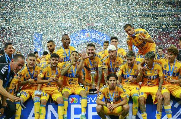 Jugadores de Tigres celebran hoy el campeonato del Clausura 2023 de la Liga MX tras vencer en la final al Guadalajara, en el Estadio Akron en Guadalajara, Jalisco (México). EFE/ Francisco Guasco