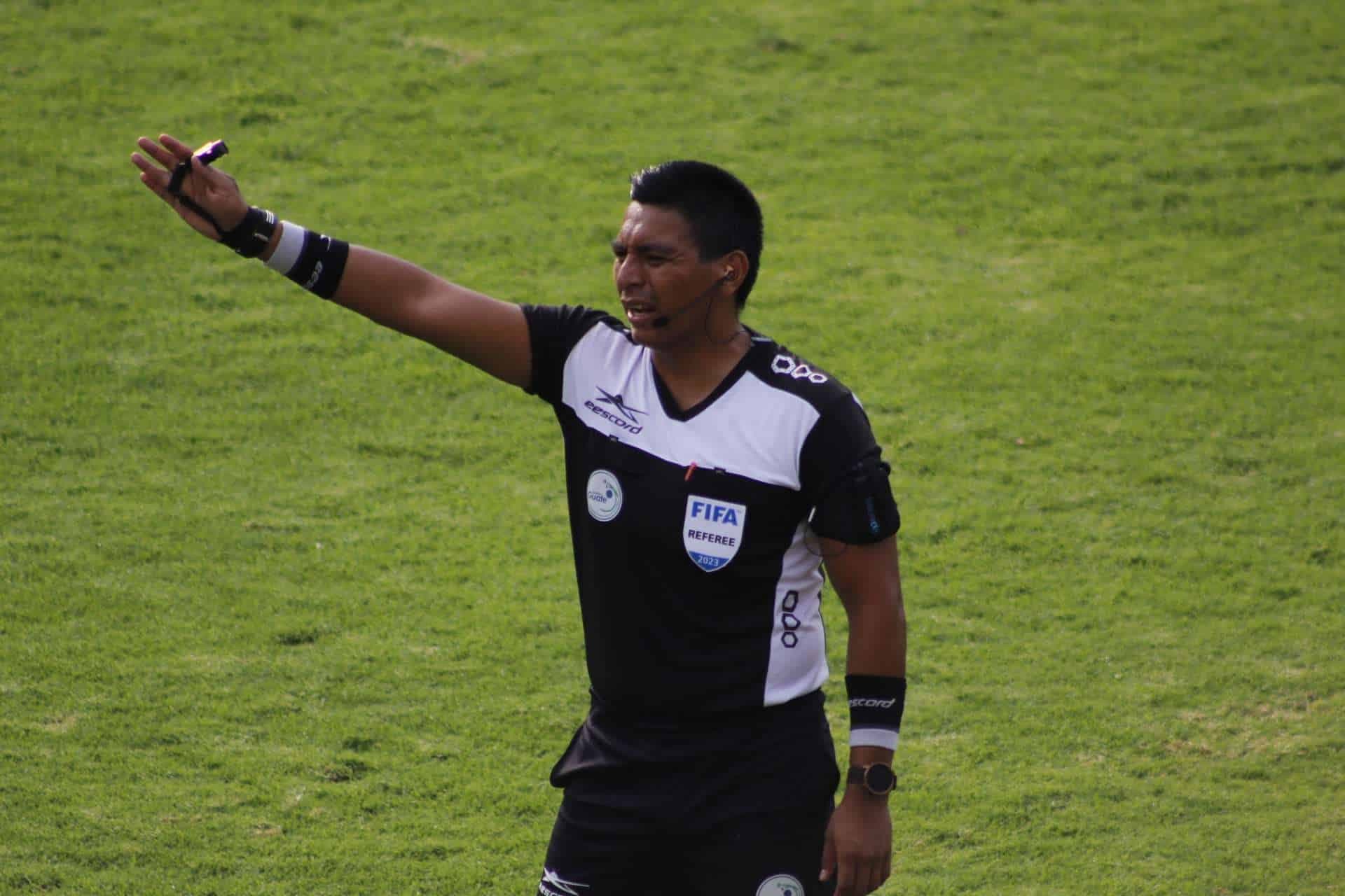 Bryan López árbitro