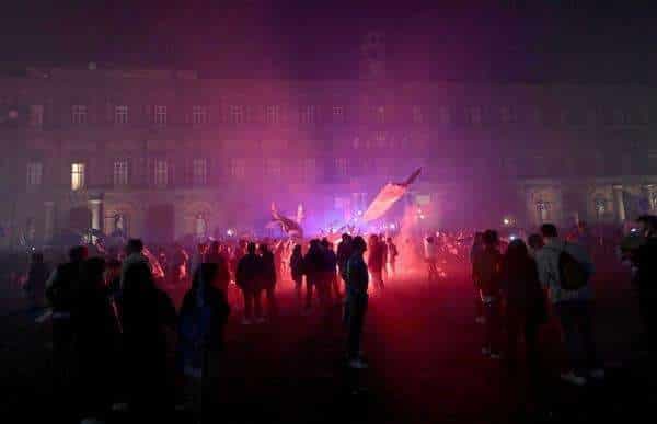 Hinchas del SSC Napoli celebran el campeonato de la Serie A (Scudetto) en el centro de Nápoles (Italia). EFE/EPA/CIRO FUSCO