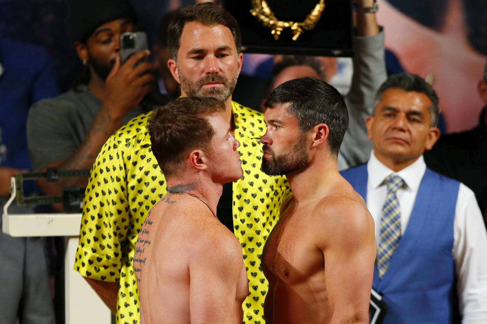 Canelo intenta intimidar a Ryder con un corrido en la ceremonia de pesaje