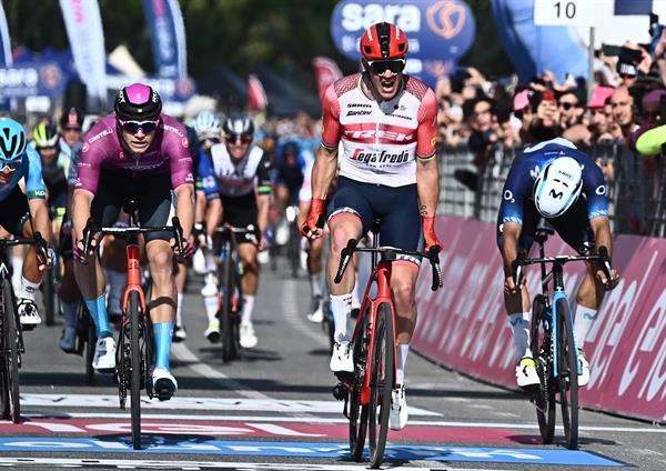 El danés Mads Pedersen, del Trek-Segrafedo, se impuso este jueves en la sexta etapa del Giro de Italia en Nápoles