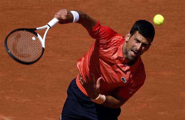 Novak Djokovic de Serbia sirve a Aleksandar Kovacevic de EE. UU. en su partido de primera ronda individual masculino durante el torneo de tenis Grand Slam del Abierto de Francia en Roland Garros en París, Francia. EFE/EPA/YOAN VALAT
