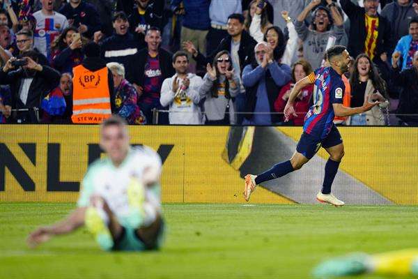 El defensa del FC Barcelona, Jordi Alba, celebra el primer gol del equipo blaugrana durante el encuentro correspondiente a la jornada 33 de LaLiga Santander que han disputado frente a Osasuna en el Spotify Camp Nou de la Ciudad Condal. EFE / Enric Fontcuberta.