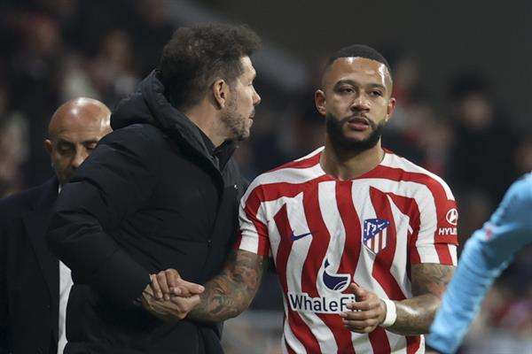 Simeone y Memphis Depay, en una foto de archivo. EFE/Kiko Huesca