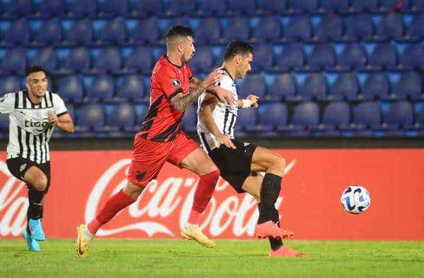Fotografía de archivo, tomada el pasado 4 de mayo, en la que se registró a Alfio Oviedo, del Libertad de Paraguay, al disputar un balón con Roque Santa Cruz (i), de Paranaense de Brasil, durante un partido del grupo G de la Copa Libertadores, en el estadio Defensores del Chaco, en Asunción (Paraguay). EFE/ Daniel Piris