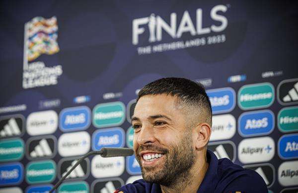 El defensa de la selección española, Jordi Alba durante la rueda de prensa tras el entrenamiento del equipo en Enschede, Países Bajos, donde preparan las semifinales de la Liga de las Naciones contra Italia del próximo jueves. EFE/Pablo García/RFEF