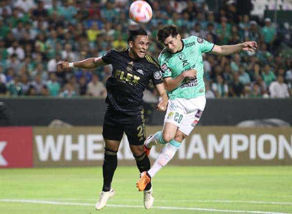 Alfonso Alvarado (d) del León disputa el balón con Deni Maldonado del Los Ángeles FC, en una fotografía de archivo. EFE/Luis Ramírez