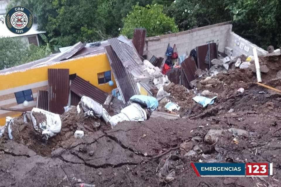 Bomberos evacúan a familias en zona 16 por derrumbe