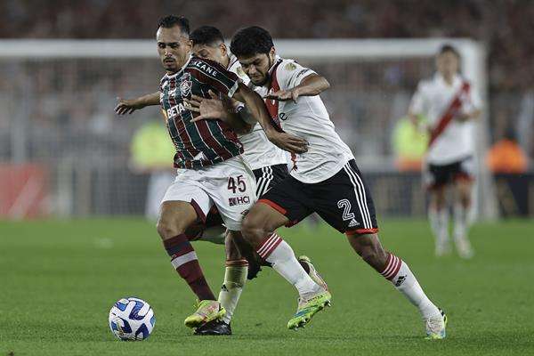 Robert Rojas (d) de River Plate disputa un balón con Lima de Fluminense, el 7 de junio, en un partido de la fase de grupos de la Copa Libertadores. EFE/Juan I. Roncoroni