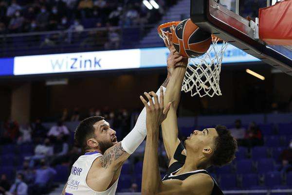 El pívot francés Víctor Wembanyama, en una foto de archivo, en acción frente a su compatriota Vincent Poirier, durante un partido de la Euroliga entre el Real Madrid y el Asvel. EFE/ Juanjo Martín