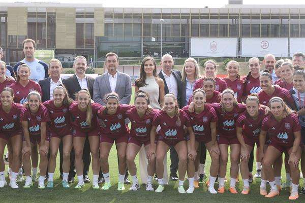 La reina Letizia ha visitado esta mañana en la Ciudad del Fútbol de Las Rozas a la selección femenina española, que está preparando su participación en el próximo Mundial de Australia y Nueva Zelanda. EFE/ José Jiménez/Casa Real -