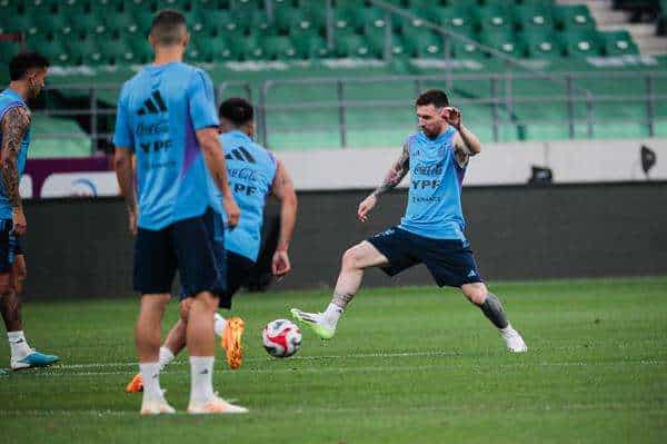 El jugador de la selección argentina Lionel Messi calienta durante un entrenamiento en el Worker's Stadium de Beijing, China. EFE/EPA/WU HAO