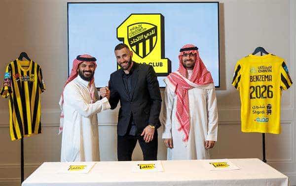 Karim Benzema firma con el Al Ittihad. EFE