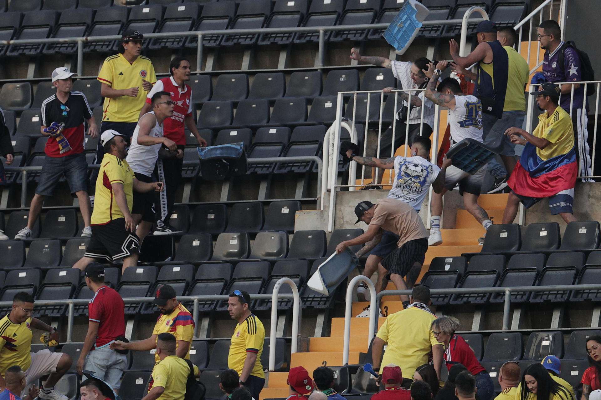 Aficionados colombia se pelean entre ellos en Mestalla durante el amistoso ante Iraq