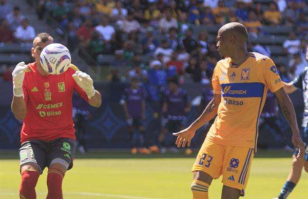 Nahuel Guzmán (d) de Tigres UANL controla el balón hoy, durante un partido de Campeón de Campeones de la Liga MX entre Tigres y Pachuca, en el estadio Dignity Health Sports Park, en Carson, California (EE.UU.). EFE/Javier Rojas