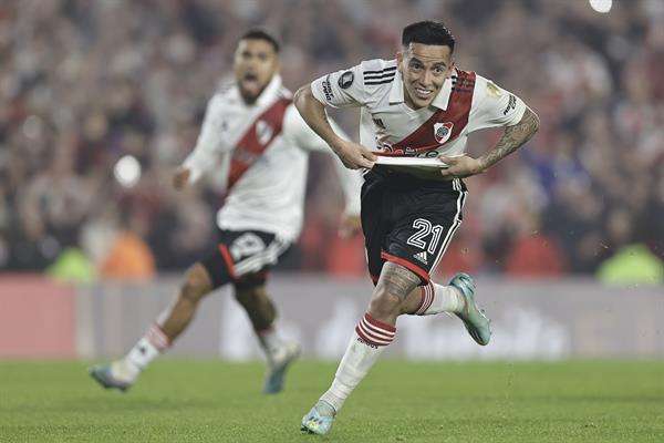 Esequiel Barco de River Plate celebra un gol hoy, en un partido de la fase de grupos de la Copa Libertadores entre River Plate y Fluminense en el estadio Mâs Monumental en Buenos Aires (Argentina). EFE/Juan I. Roncoroni