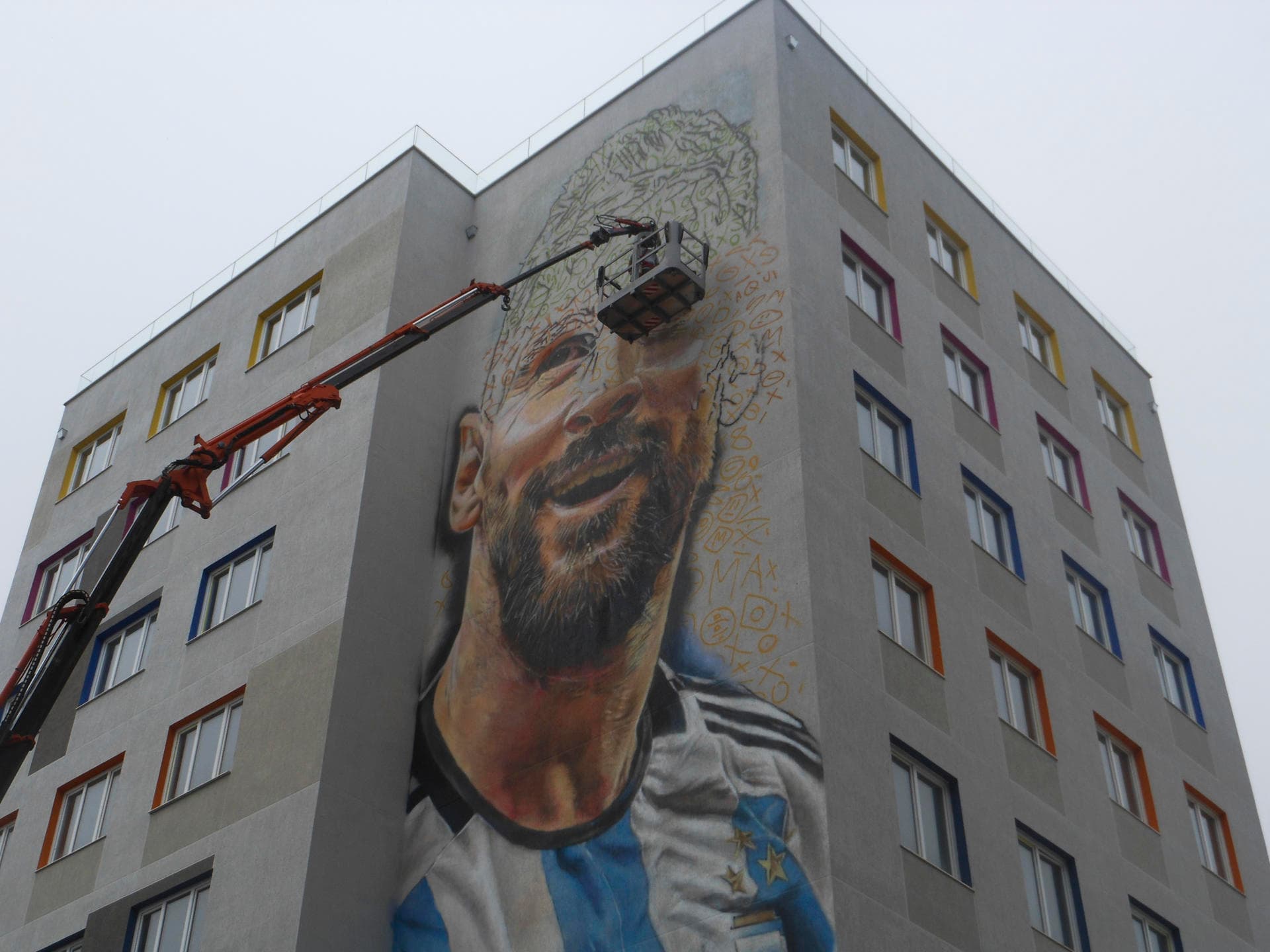 Un mural a la altura del mito: un retrato de 30 metros de Messi conquista Tirana