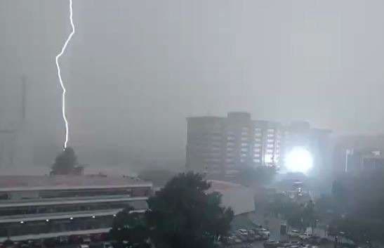 VIDEO | Cerca de las instalaciones de La Red un relámpago provoca tremendo susto