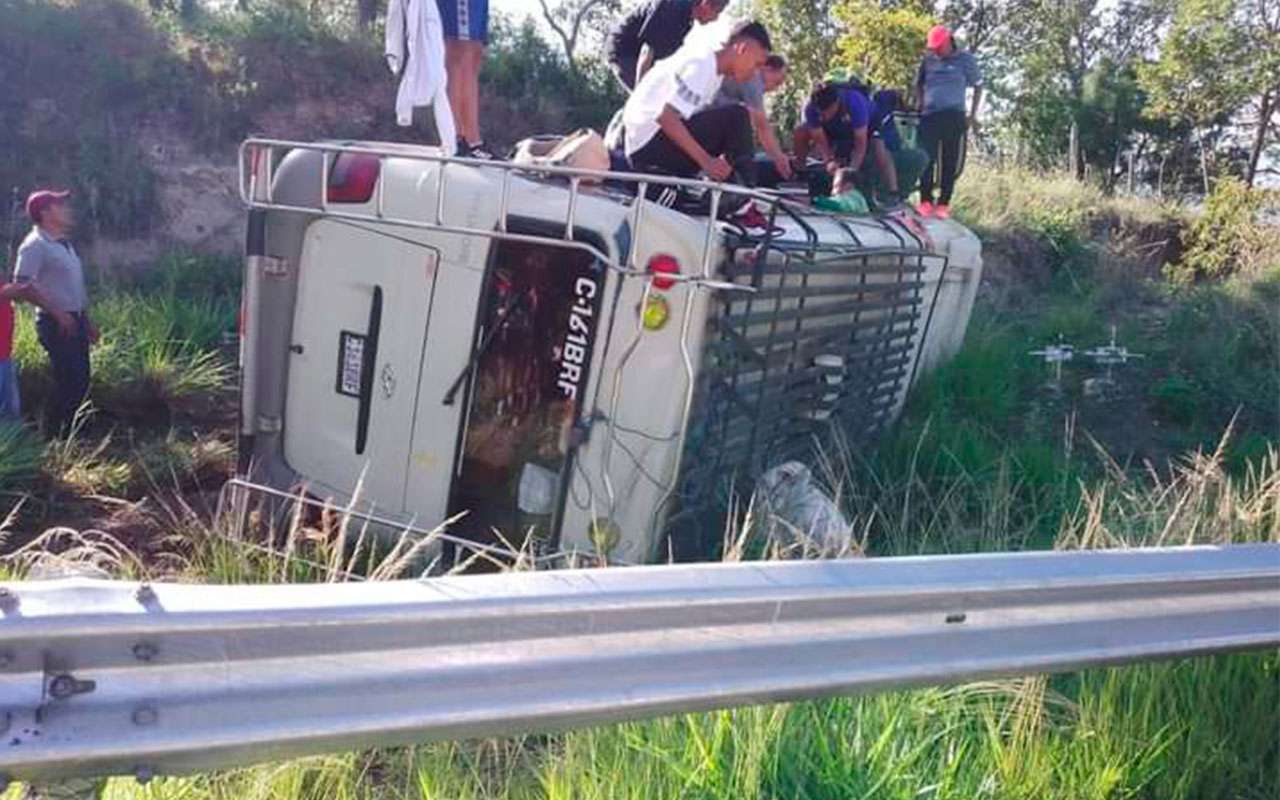 URGENTE | Microbús donde viajaba Democratence de Tercera División ha volcado