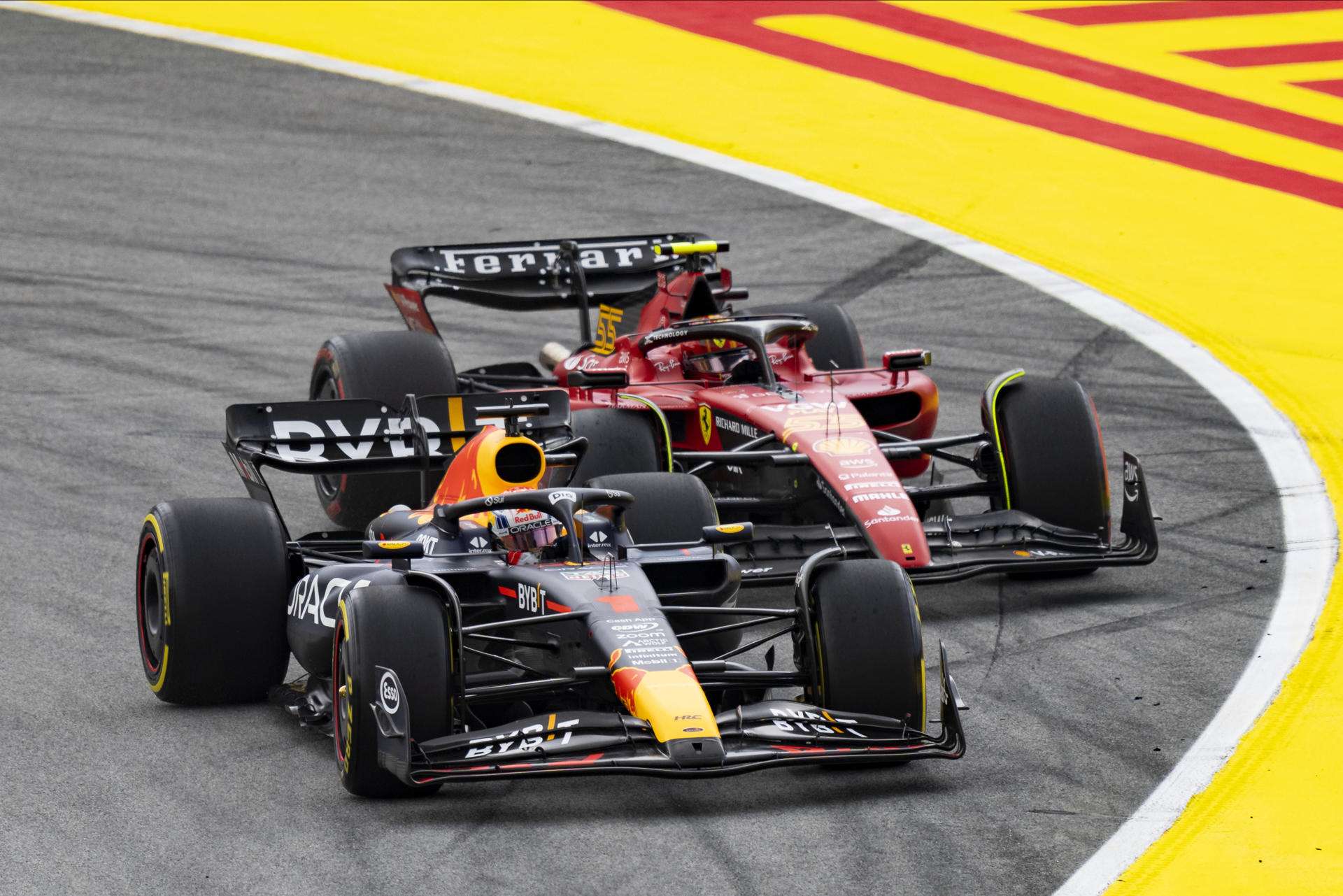 Verstappen, más lider tras ganar, por delante de los Mercedes, en Barcelona