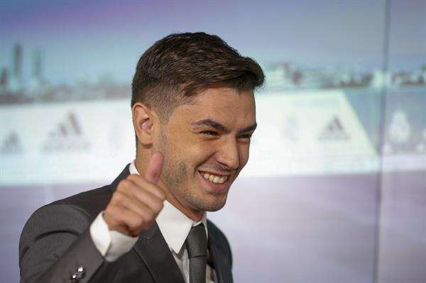 El español Brahim Díaz, en su presentación este martes con el Real Madrid, tras volver después de tres años cedido en el AC Milan. EFE/ Javier Lizón