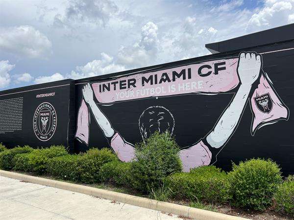 Fotografía de un mural del Inter Miami en el estadio DRV PNK, ayer, en Fort Lauderdale (EE.UU.) la nueva casa de Messi. A 50 kilómetros del centro de Miami, a pocos pasos del aeropuerto privado de Fort Lauderdale, se encuentra el DRV PNK Stadium. EFE/ Andrea Montolivo