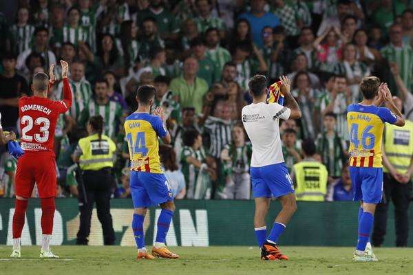 Los jugadores del Valencia celebran la permanencia en Primera División, al término del encuentro correspondiente a la última jornada de LaLiga que Real Betis y Valencia CF han disputado en el estadio Benito Villamarín, en Sevilla. EFE/José Manuel Vidal
