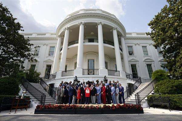 Washington (Usa), 05/06/2023.- US President Joe Biden wears a cap of the University of Delaware as he welcomes the Kansas City Chiefs to celebrate their victory in Super Bowl LVII on the South Lawn of the White House in Washington, DC, USA, on 05 June 2023. (Estados Unidos) EFE/EPA/Yuri Gripas / POOL